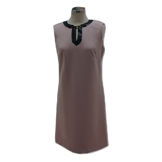 Vestido com Pele Sintética e Aplicação no Decote