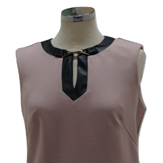 Vestido com Pele Sintética e Aplicação no Decote