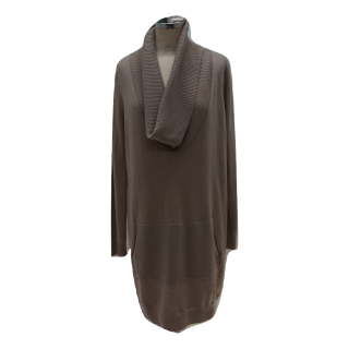 Vestido de Malha com Gola Caída e Bolsos