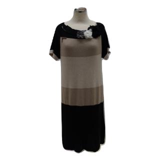 Vestido de Malha com Flores Amovíveis no Decote