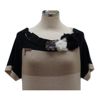 Vestido de Malha com Flores Amovíveis no Decote