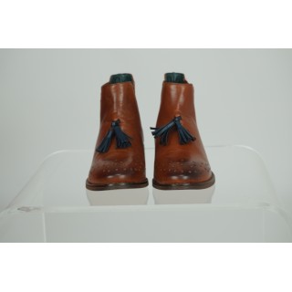 Botins castanhos com berloques Amishoes