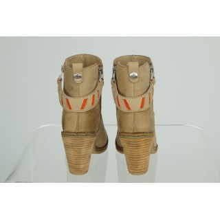 Botins com salto e sola de borracha