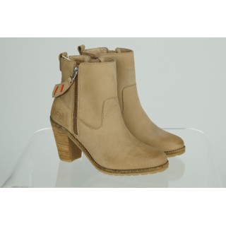 Botins com salto e sola de borracha