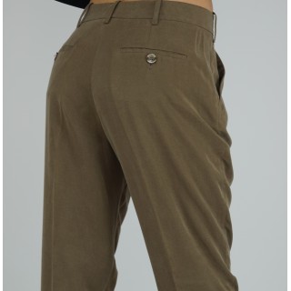 Calças com pregas e bolsos OKY