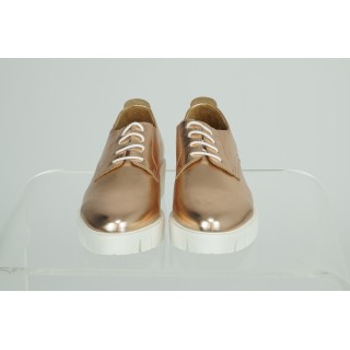 Sapatos com cordões e sola de borracha