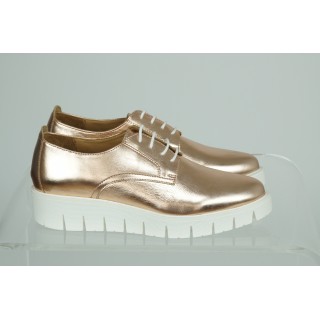 Sapatos com cordões e sola de borracha