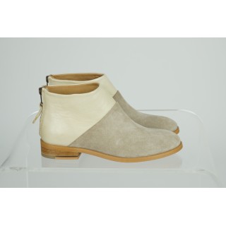 Botins beges em camurça e pele