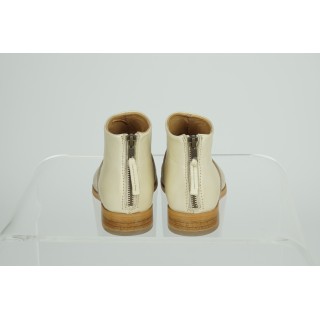 Botins beges em camurça e pele