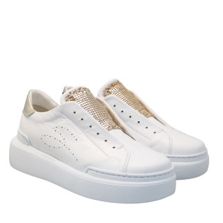 Sapatilhas sem atacadores com tachas e strass na língua e detalhes laminados Tosca Blu