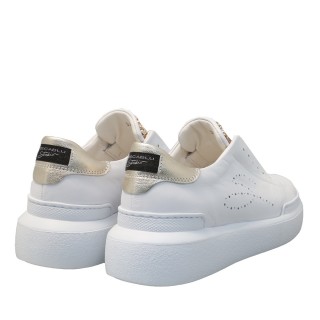 Sapatilhas sem atacadores com tachas e strass na língua e detalhes laminados Tosca Blu